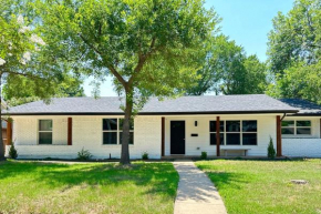 14 Mi to Dallas Irving Escape with Patio and Fire Pit